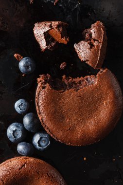 Yaban mersini ile çikolatalı kek