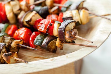 plaka üzerinde ızgara sebze