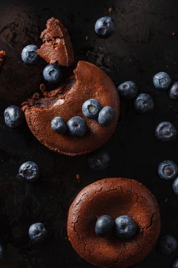 Yaban mersini ile çikolatalı kek