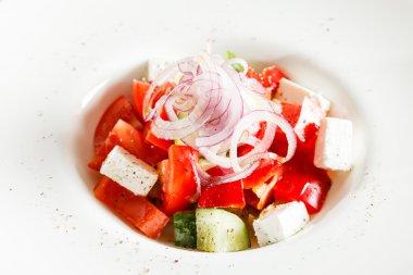 Beyaz peynirli Yunan salatası.