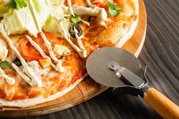 Pizza özel bıçak ile — Stok fotoğraf