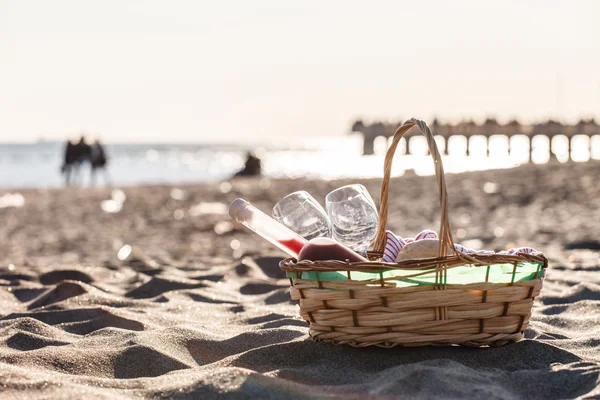 Picnic basket on the beach — Stock Photo, Image
