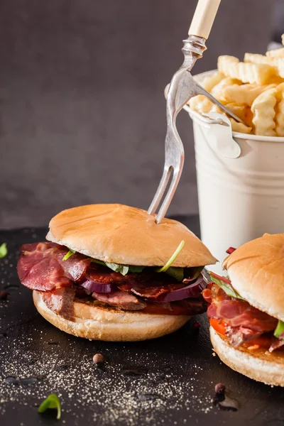 Heerlijke hamburgers met spek — Stockfoto