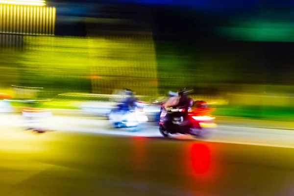 Cavalieri scooter in una città — Foto Stock