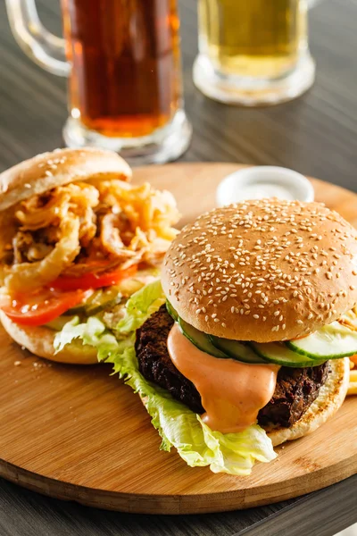 Pastırma ile lezzetli hamburger — Stok fotoğraf