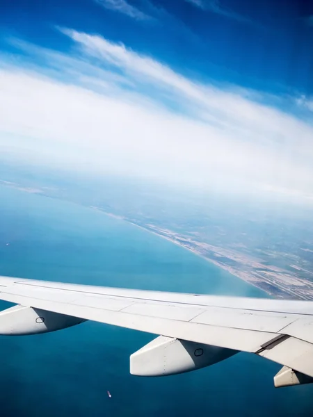 Pencere uçak ile seyir — Stok fotoğraf