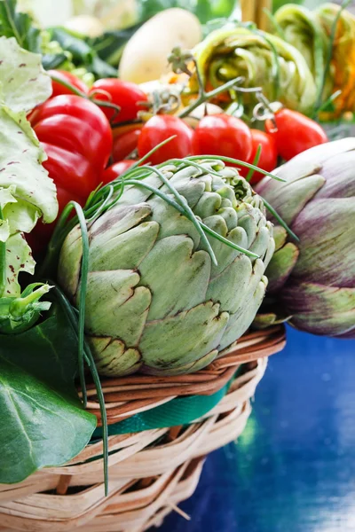 Νωπά λαχανικά στο καλάθι — Φωτογραφία Αρχείου