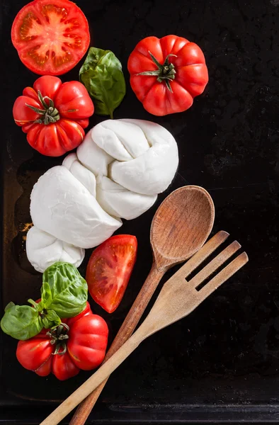 Mussarela com tomates em preto — Fotografia de Stock