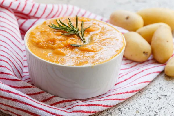 Soupe à la crème dans une assiette — Photo