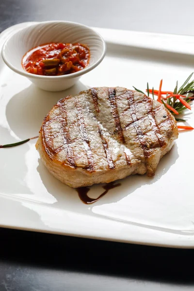 Steak de viande avec sauce et romarin — Photo
