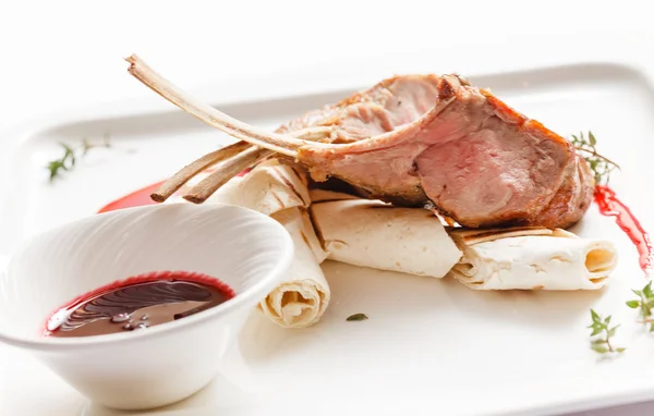 Costelas com molho de cranberry e tortilhas — Fotografia de Stock