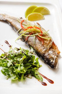 Pişmiş alabalık ve sebze.