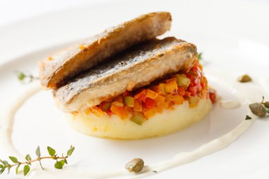 Fried sazan patates püresi ile