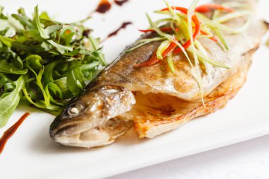 Pişmiş alabalık ve sebze.