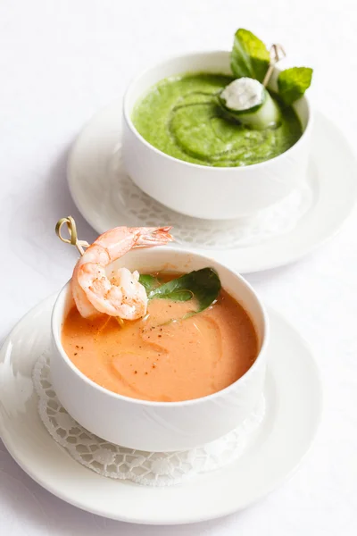 トマトとほうれん草のクリーム スープ — ストック写真