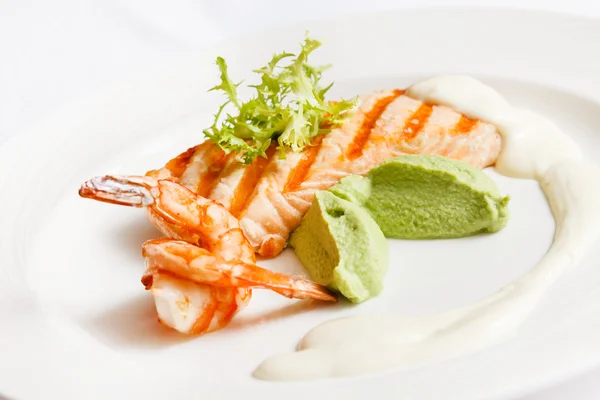 Salmon steak with shrimp — Stok fotoğraf