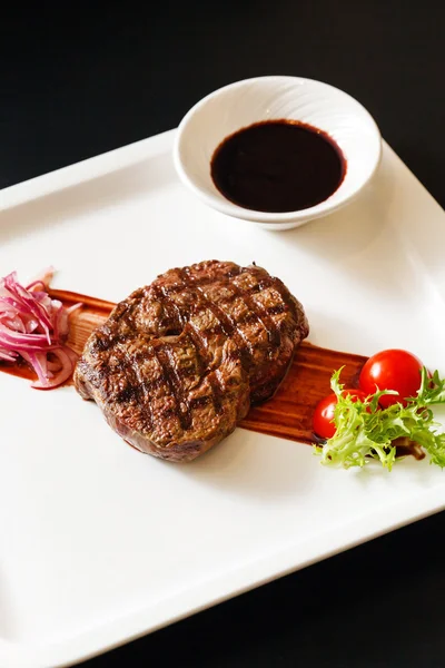 Fleischsteak mit Sauce und Gemüse — Stockfoto