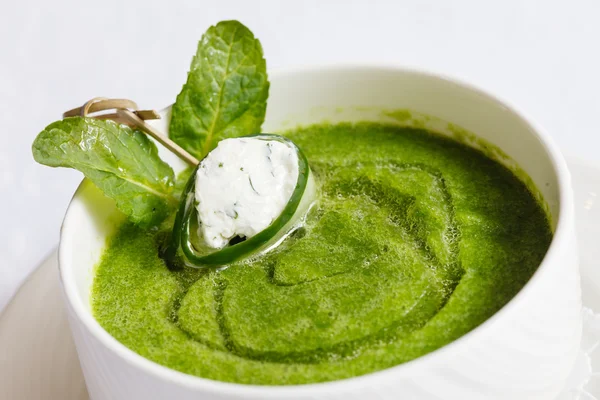 Green cream soup with mint leaves — Stock Photo, Image