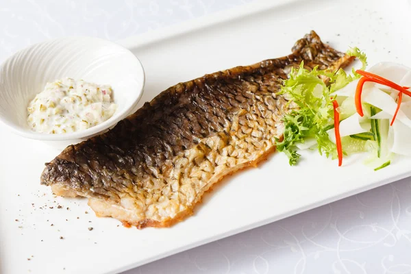 Baked carp with sauce — Φωτογραφία Αρχείου