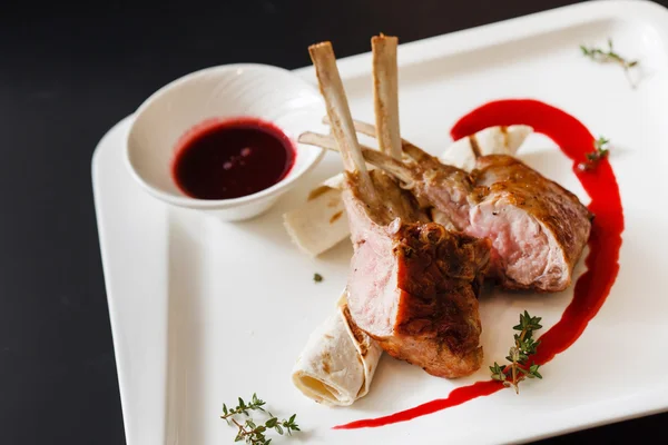 Ribs with sauce on plate — Stock Photo, Image