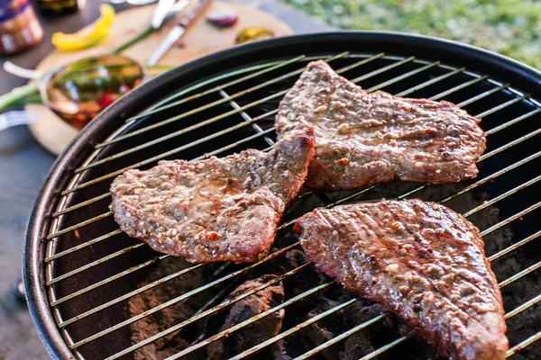 Préparation de délicieux steaks sur le gril — Photo
