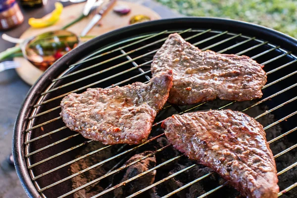 Förbereda läckra biffar på grillen — Stockfoto