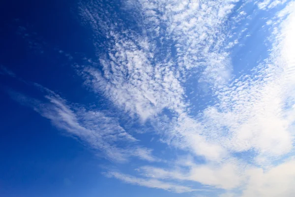 Blå himmel med moln — Stockfoto