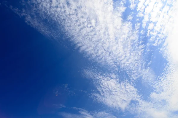 Blauwe lucht met wolken — Stockfoto