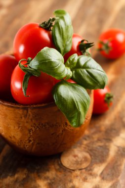 domates ve fesleğen yaprağı