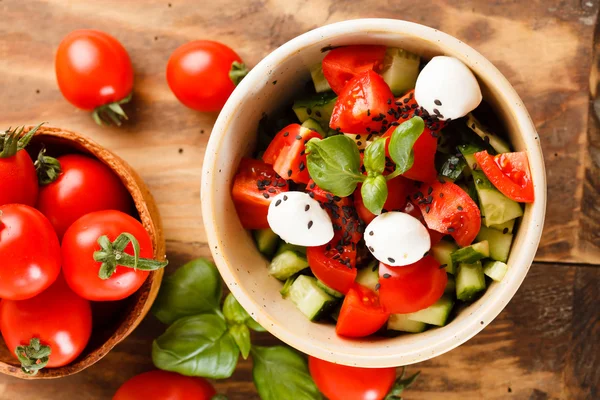 Tomatsallad med basilika — Stockfoto