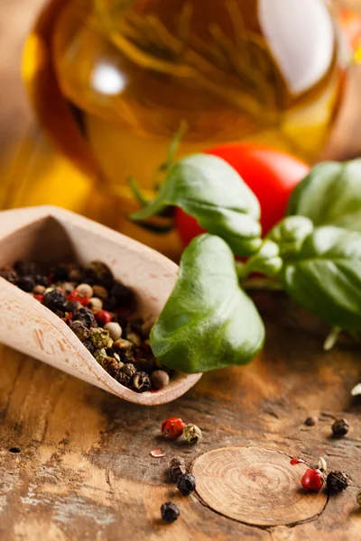 Spezia in cucchiaio di legno e pomodoro — Foto Stock