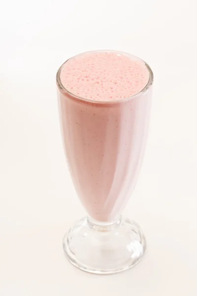 Молочний коктейль у склянці на білому — стокове фото