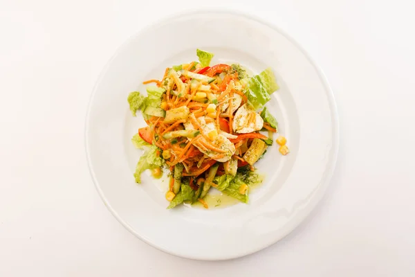 Ensalada de verduras con patatas fritas —  Fotos de Stock