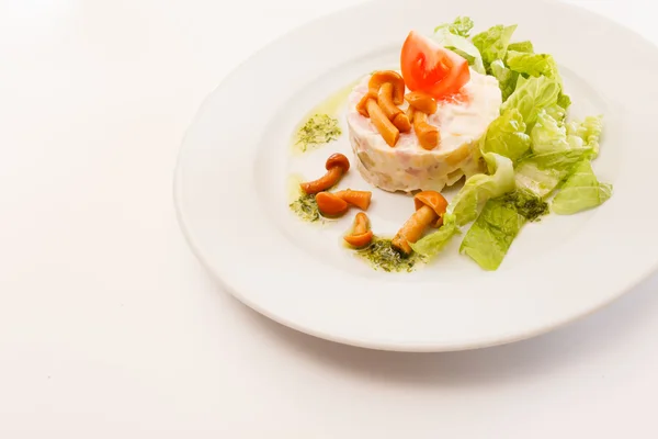 Ensalada rusa con champiñones — Foto de Stock