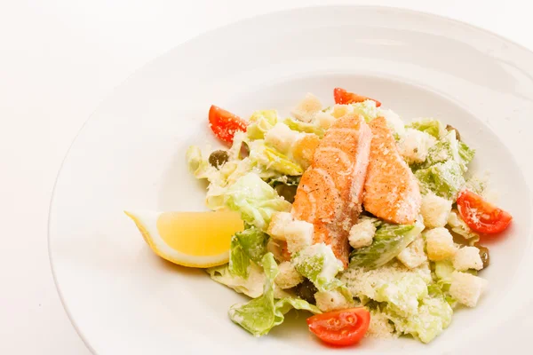 Caesar-Salat mit Lachs — Stockfoto