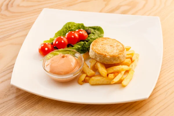 Pommes mit Hähnchenschnitzel — Stockfoto