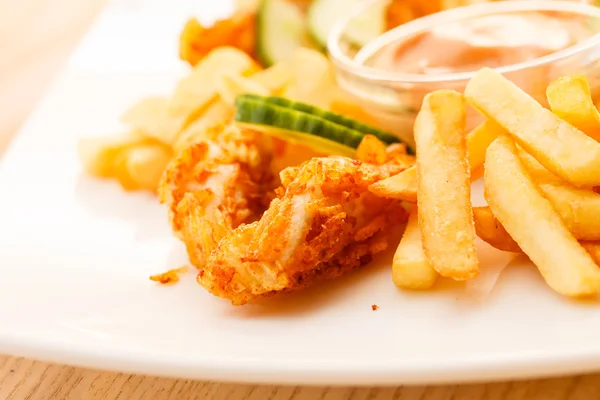 Leckere Pommes mit Hühnchen — Stockfoto