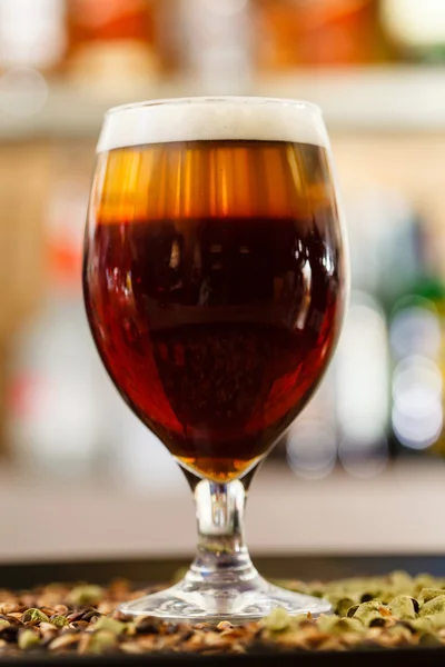 Bière en verre dans le bar — Photo