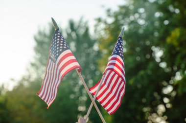 arka plan üzerinde Amerikan bayrakları