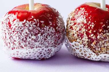 karamelli elma sopa üzerinde