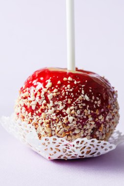 Tatlı kırmızı karamelli elma