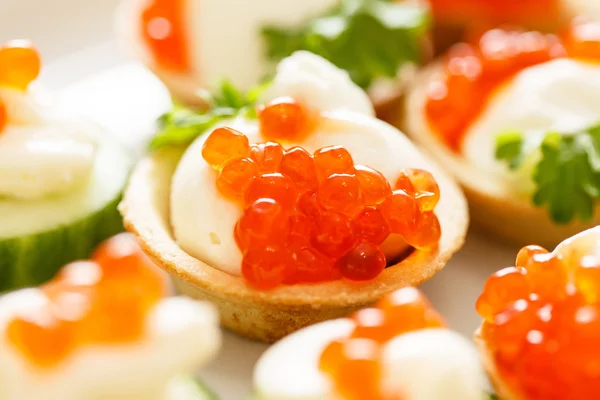 Deliciosos Canapés com caviar — Fotografia de Stock