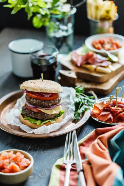 Sabrosa hamburguesa con verduras — Foto de Stock