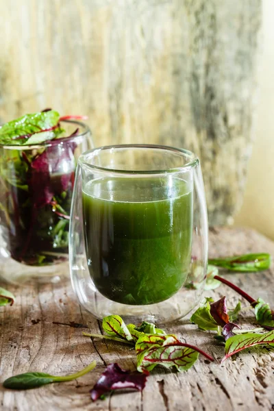 Groene smoothie in glazen — Stockfoto