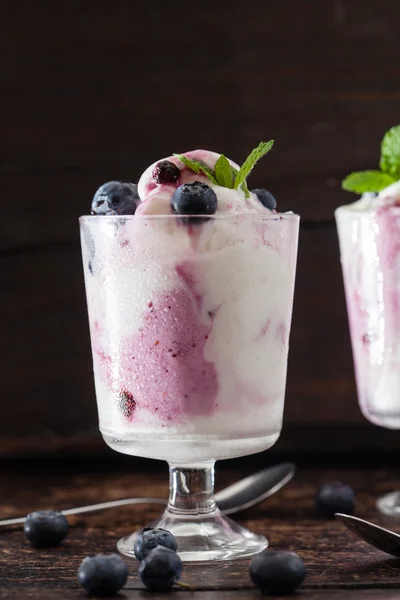 Yogurt de bayas en vasos — Foto de Stock