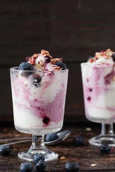 Bessen yoghurt in glazen — Stockfoto