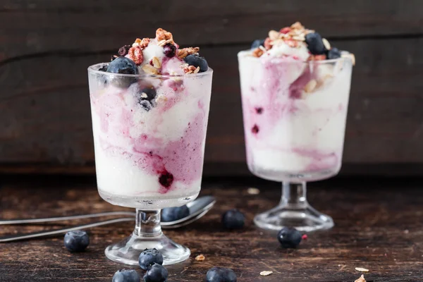 Yogurt de bayas en vasos — Foto de Stock