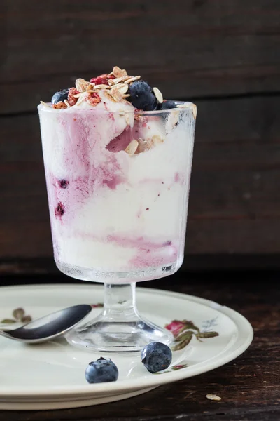 Bevroren yoghurt met bessen — Stockfoto
