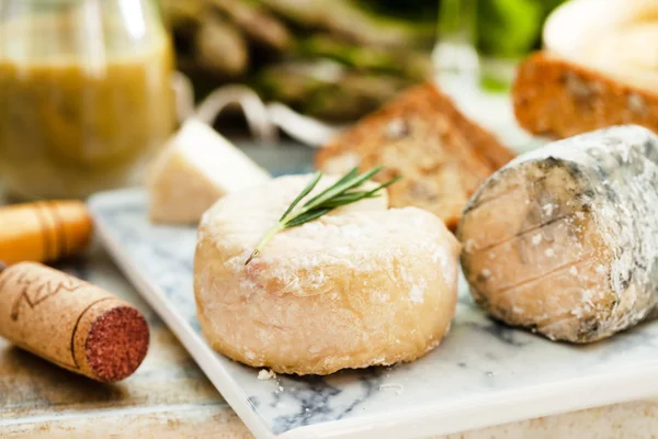 Piatto di formaggio assortito — Foto Stock