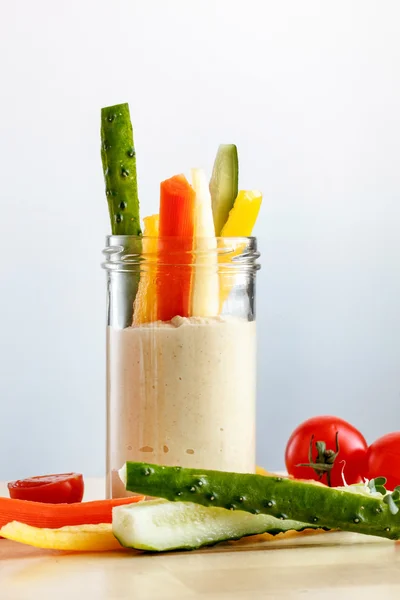Hummus med skivade färska grönsaker — Stockfoto